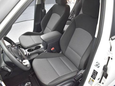 Used 2023 Kia Soul LX w/ LX Technology Package image 10