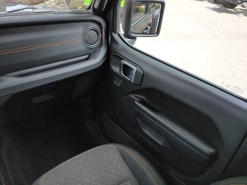 Used 2024 Jeep Gladiator Mojave w/ Technology Group AWD/4WD image 17