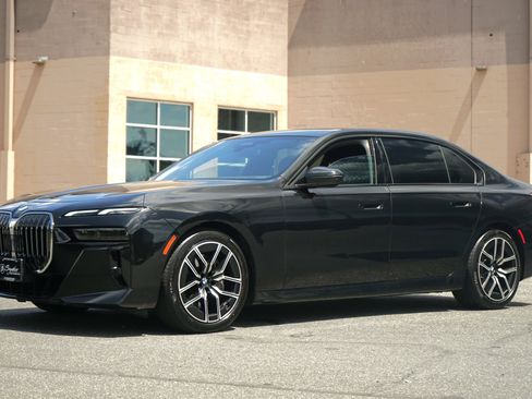 Used 2025 BMW 740i xDrive AWD/4WD image 2