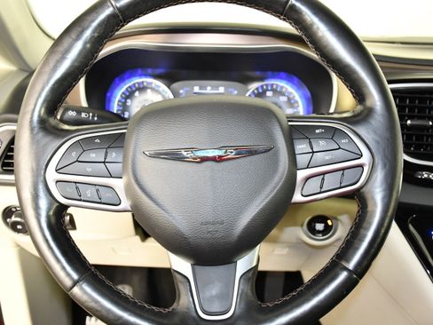 Used 2019 Chrysler Pacifica Touring-L FWD image 11