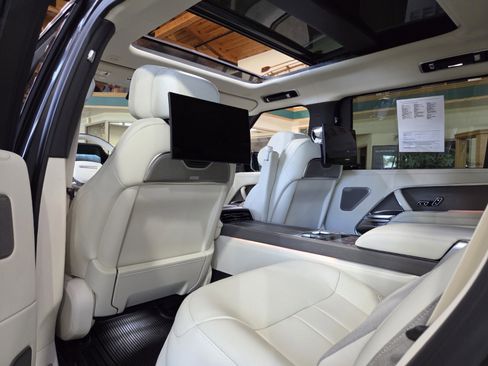 Used 2025 Land Rover Range Rover SV image 24
