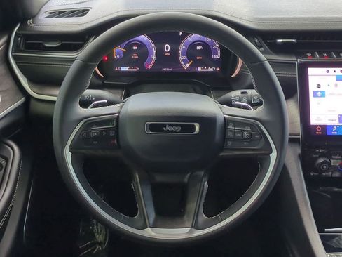 Certified 2025 Jeep Grand Cherokee Limited RWD image 24