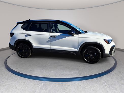 New 2026 Volkswagen Taos SE FWD image 4