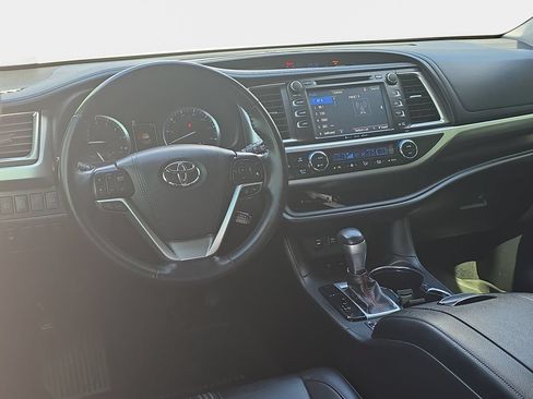 Used 2019 Toyota Highlander SE w/ Nightshade Edition AWD/4WD image 20