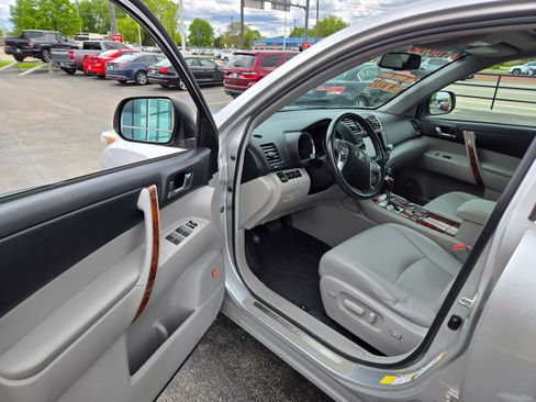Used 2012 Toyota Highlander Limited w/ Tow Pkg image 5