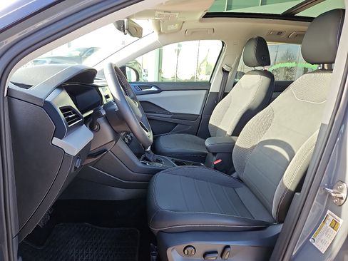 Used 2023 Volkswagen Taos SE w/ Panoramic Sunroof Package image 10