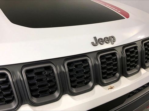 Used 2025 Jeep Compass Trailhawk AWD/4WD image 28