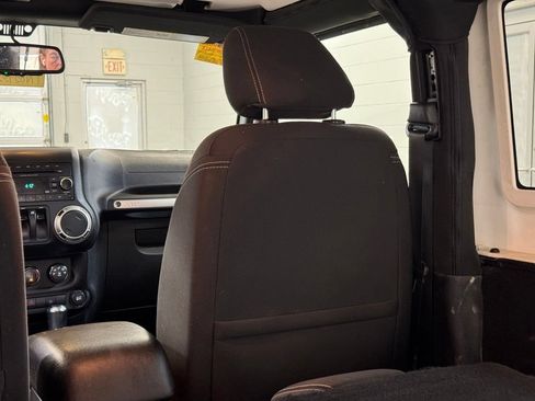 Used 2018 Jeep Wrangler Sahara AWD/4WD image 14