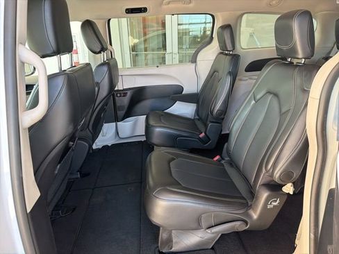 Used 2024 Chrysler Pacifica Touring-L image 17