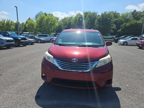 Used 2015 Toyota Sienna XLE FWD image 2