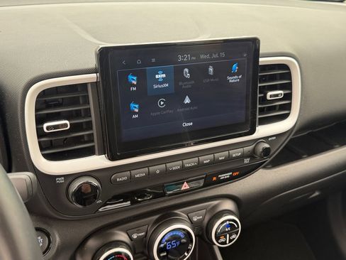 Used 2022 Hyundai Venue Limited FWD image 25