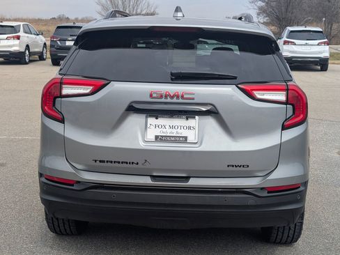 Used 2023 GMC Terrain SLE w/ Driver Convenience Package image 5