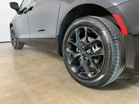 Used 2024 Chrysler Pacifica Touring-L w/ Uconnect Theater Family Group image 16