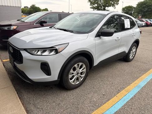 Used 2025 Ford Escape Active AWD/4WD image 2