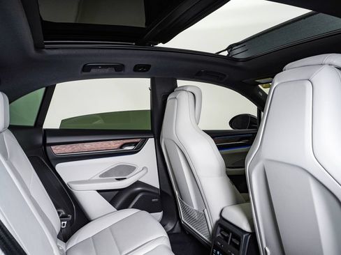 Certified 2025 Porsche Macan 4S Electric AWD/4WD image 16