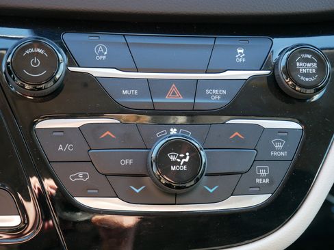 Used 2022 Chrysler Voyager LX image 23