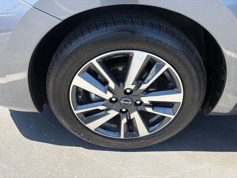 Used 2025 Nissan Versa SV FWD image 28