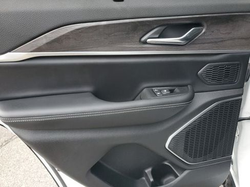 Certified 2025 Jeep Grand Cherokee Limited w/ Luxury Tech Group II RWD image 17