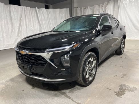 Used 2025 Chevrolet Trax LT w/ LT Convenience Package image 3