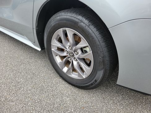 Used 2025 Toyota Sienna LE AWD/4WD image 26