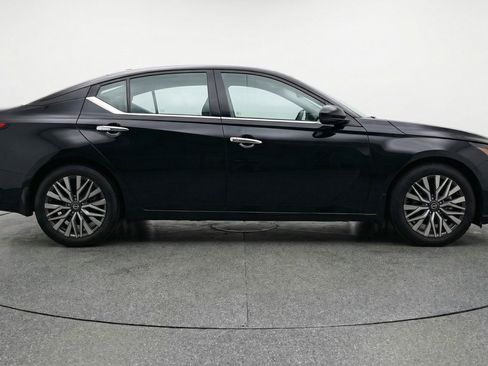 Used 2025 Nissan Altima 2.5 SV image 11