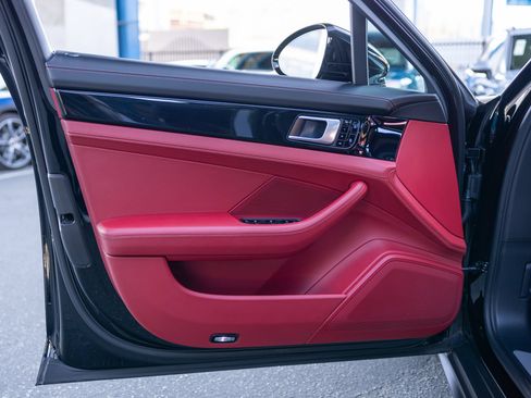 Used 2020 Porsche Panamera image 36