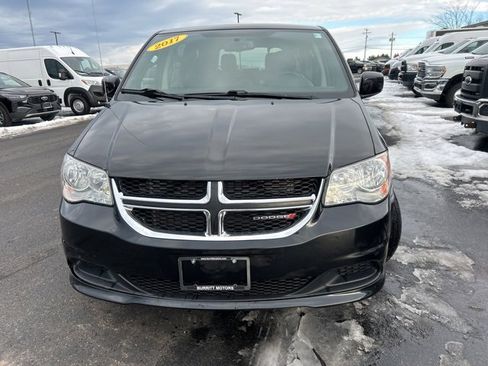 Used 2017 Dodge Grand Caravan SE image 3