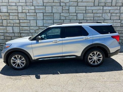 Used 2023 Ford Explorer XLT w/ Equipment Group 202A AWD/4WD image 3