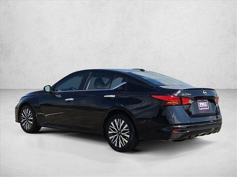 Used 2024 Nissan Altima 2.5 SV FWD image 8