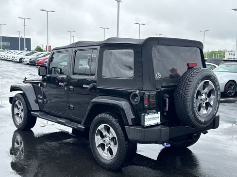 Used 2017 Jeep Wrangler Unlimited Sahara w/ Connectivity Group AWD/4WD image 5