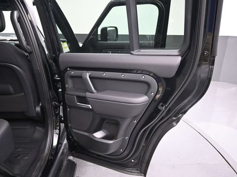 Used 2025 Land Rover Defender 110 V8 AWD/4WD image 14