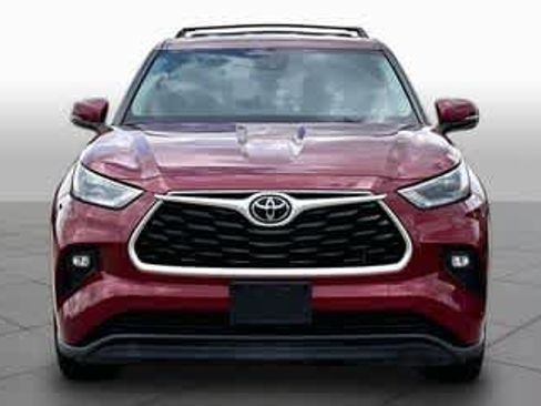Used 2022 Toyota Highlander LE FWD image 5