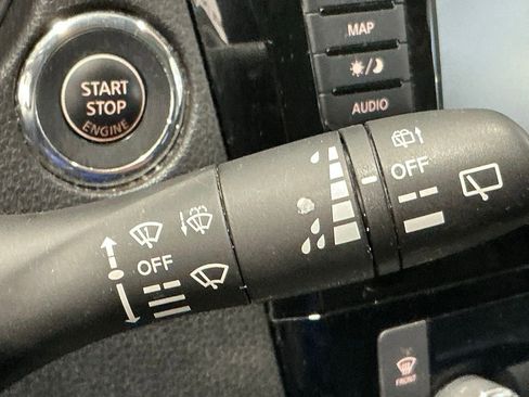 Used 2018 Nissan Rogue SL w/ Premium Package image 36