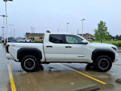 Used 2025 Toyota Tacoma TRD Off-Road AWD/4WD image 5