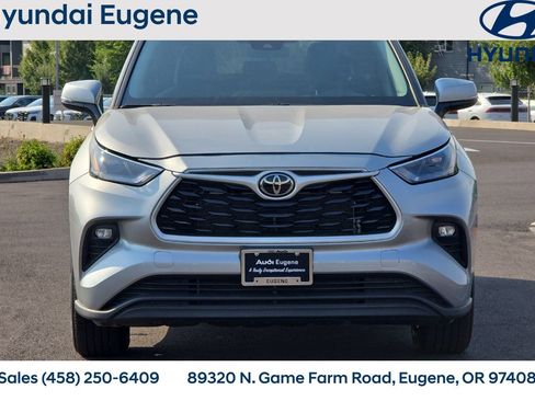 Used 2024 Toyota Highlander LE FWD image 10