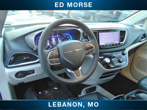 Used 2023 Chrysler Pacifica Touring-L image 19