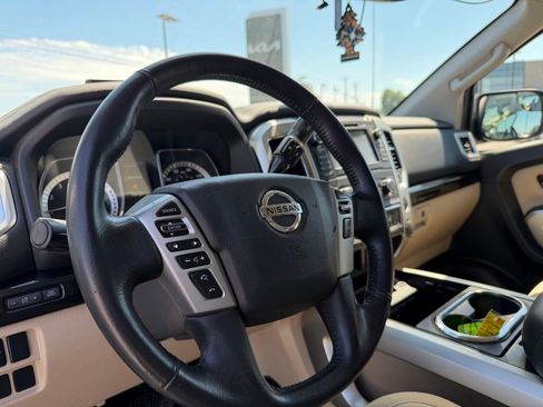 Used 2018 Nissan Titan SV w/ SV Convenience Package RWD image 15