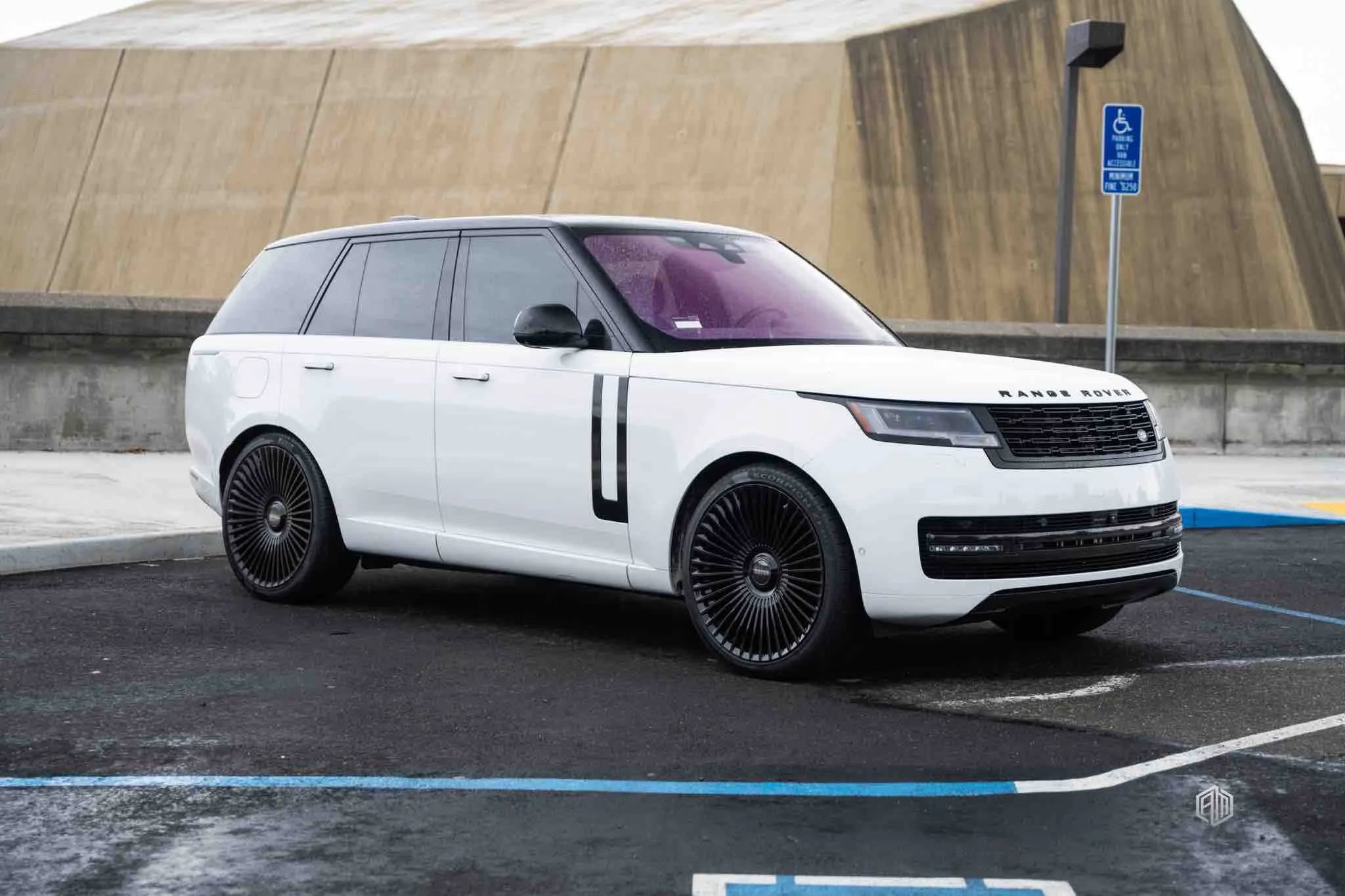 Used 2023 Land Rover Range Rover SE AWD/4WD image 1