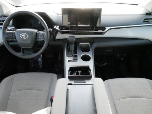 Used 2025 Toyota Sienna LE image 10