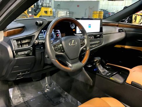 Used 2025 Lexus ES 300h w/ Luxury Package image 17