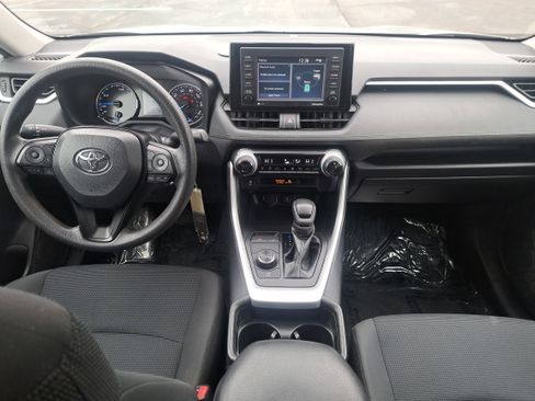 Used 2021 Toyota RAV4 LE image 9
