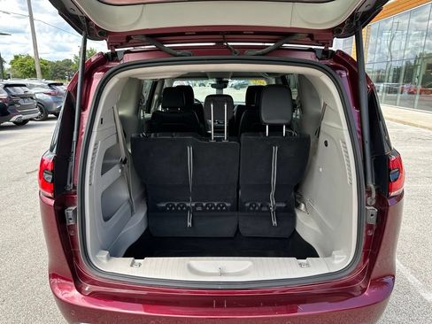 Used 2023 Chrysler Pacifica Touring-L AWD/4WD image 12