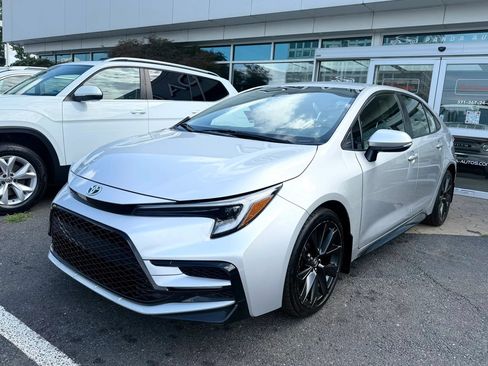 Used 2023 Toyota Corolla SE FWD image 3