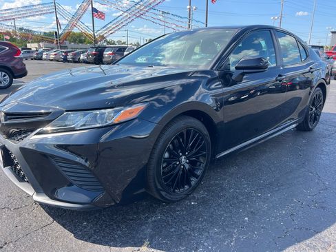 Used 2019 Toyota Camry SE image 3