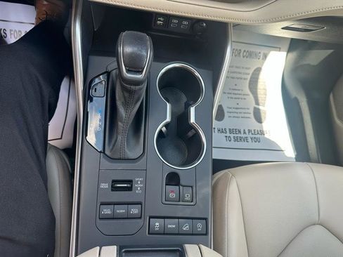 Used 2022 Toyota Highlander XLE image 19