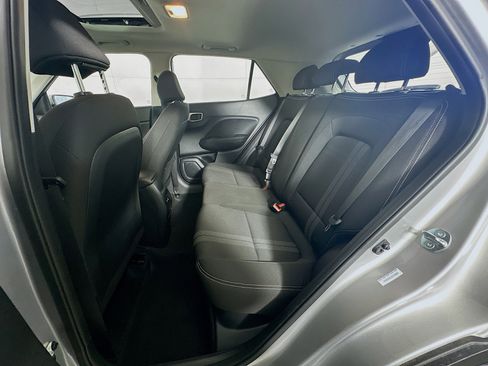 Used 2025 Hyundai Venue SEL image 28