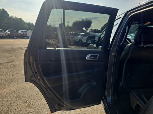 Used 2020 Jeep Grand Cherokee Laredo w/ Laredo X Package image 17