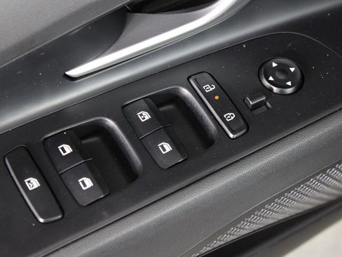 Used 2025 Hyundai Elantra SEL image 21