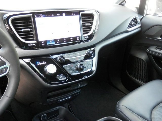 Used 2026 Chrysler Pacifica Select FWD image 24