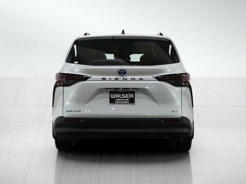 Used 2025 Toyota Sienna XLE image 4
